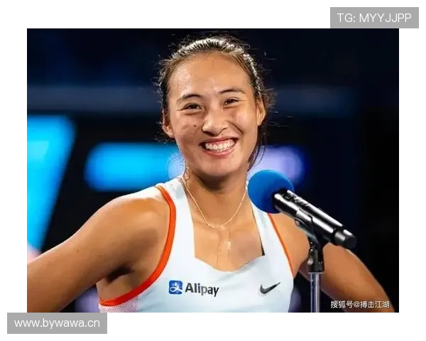 郑钦文背着耳机练球，感觉她跟普通人差太多了吧？