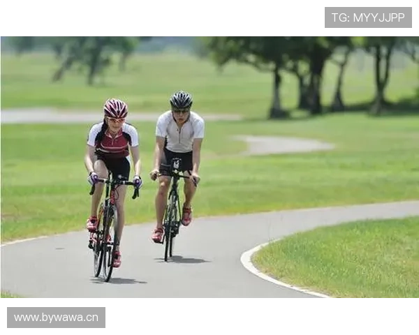 看了杨威最近那组生活照，赛场上的铁人居然变成会做菜会追剧的邻家大叔