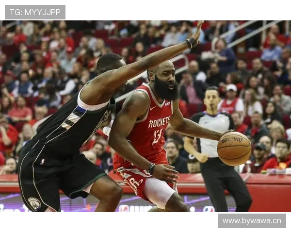 阿里纳斯无球跑动制造错位，拉开空间改变进攻结构