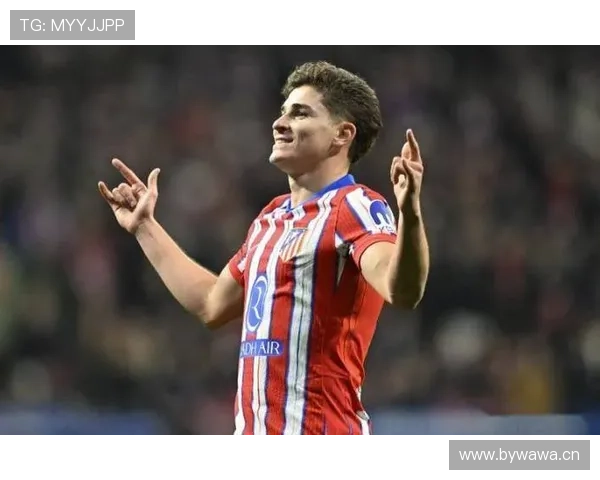 阿尔瓦雷斯比赛里像巨星，下楼买菜手拎塑料袋，这反差我笑抽